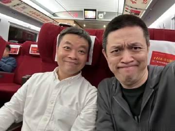 #高铁偶遇何小鹏李斌乘客排队合影#何小鹏和李斌一起坐高铁去上海，自拍时还一起搞怪