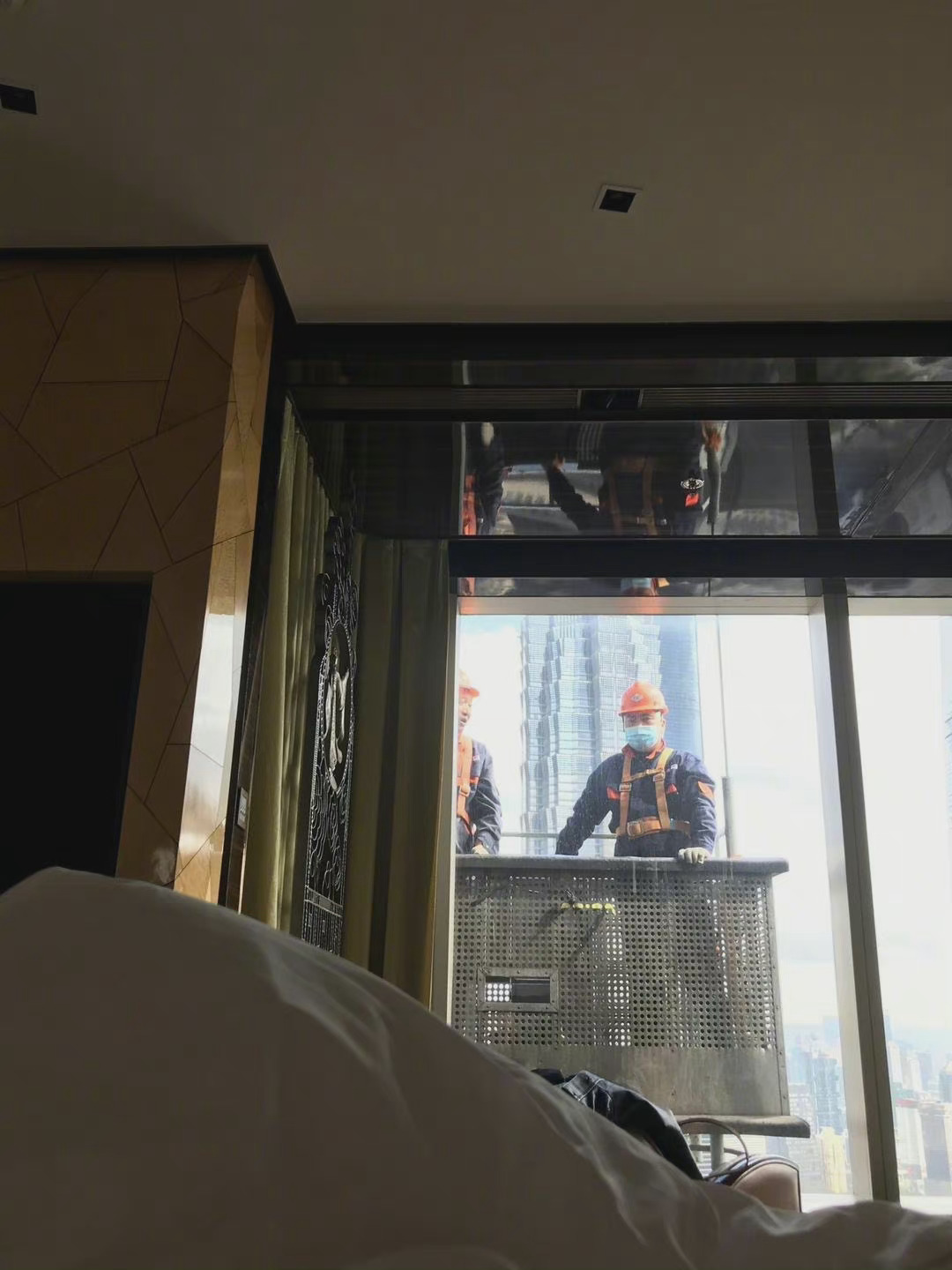 大家下次睡觉的时候要拉上窗帘​​​ 
