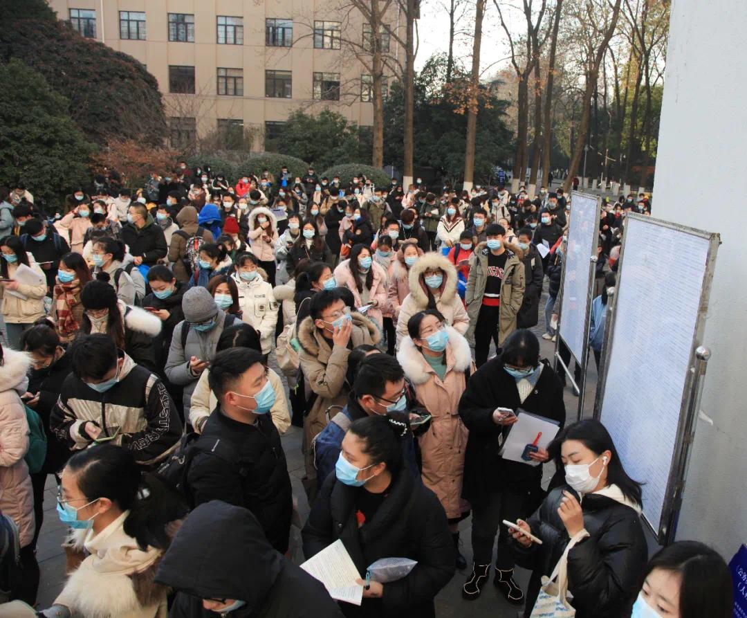 作为自媒体人，我支持王石的看法：年轻人毕业不应急于考公，而应多尝试不同领域的工作