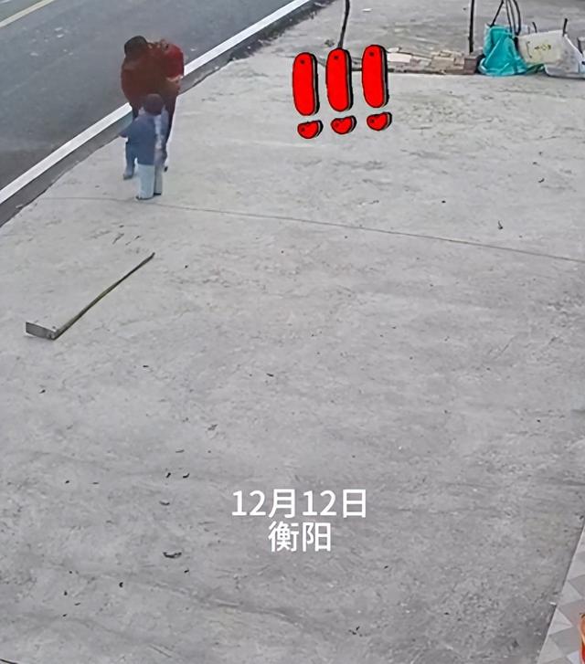 看了视频，孙子淘气，奶奶打两下，太正常了。仔细看，奶奶抱孩子摔下是护着孩子头的，