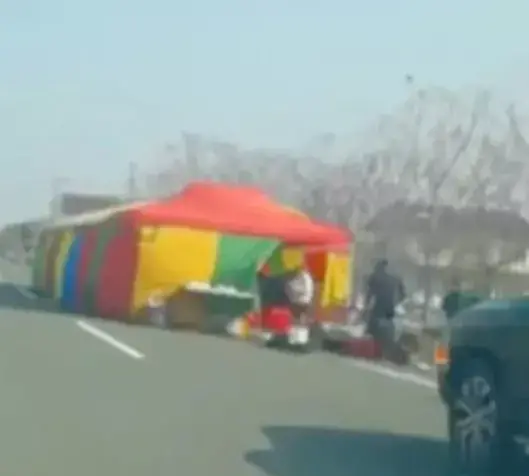 胆太大了！江苏南通一村民结婚，在省道上搭起了彩棚办酒席。20多米宽的路面分为双向