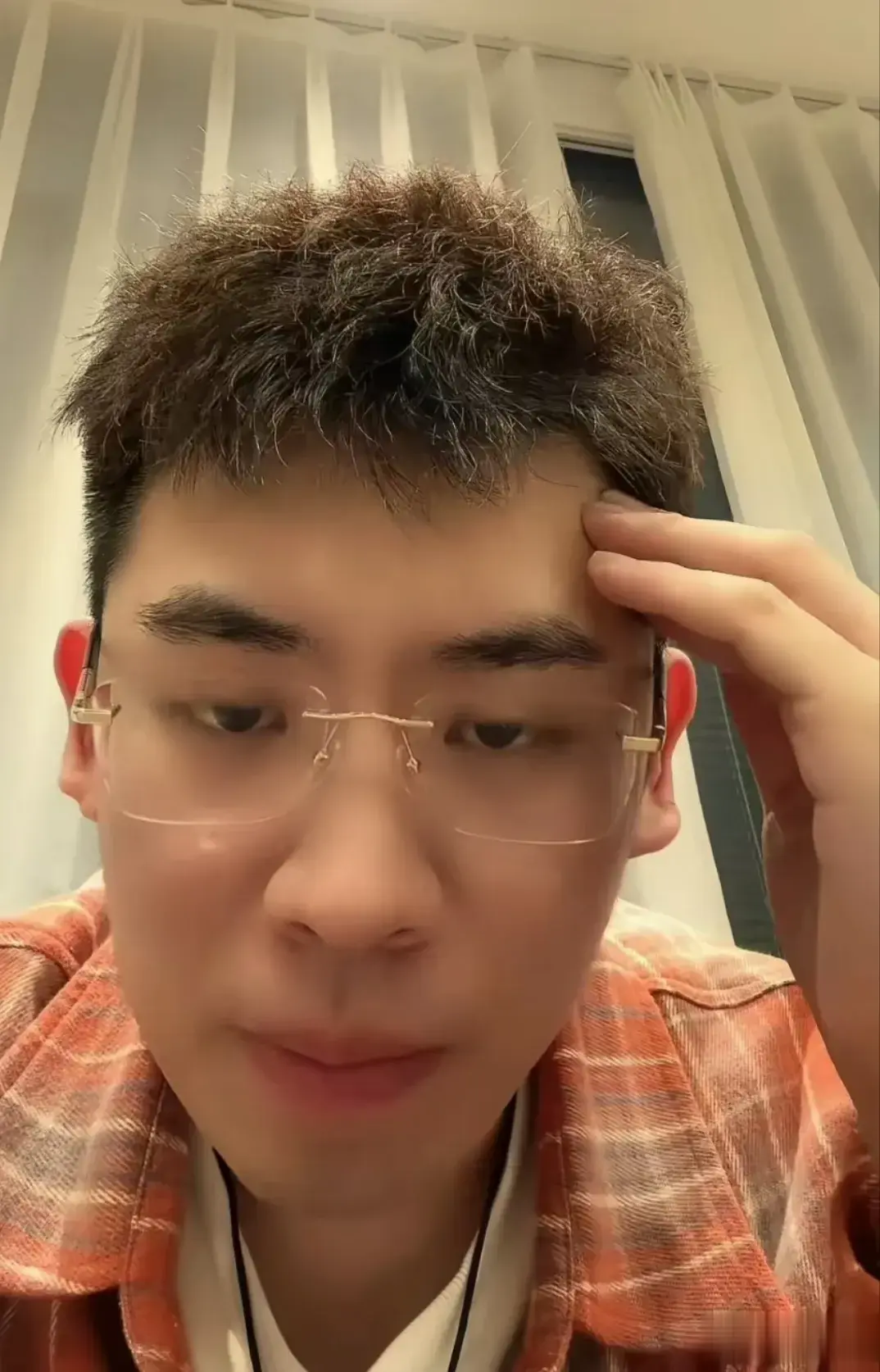 抖音鉴宝网红，近期抖音人气第一的听泉鉴宝回应学历造假，自己从来没说过自己是北京大