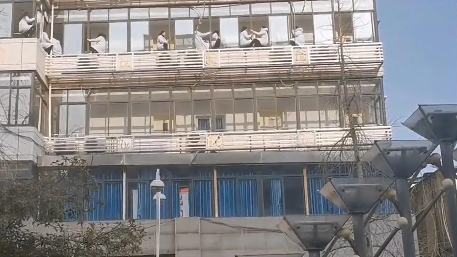 网传四川遂宁医护人员集体跳楼？别闹了！卫健委已辟谣，称是医护人员因管理权限调整问