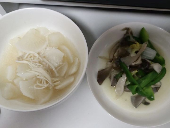 每个月我都会给父母寄出一部分工资，这已经成为我工作后的一个固定习惯。 
