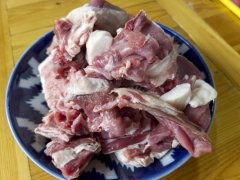 首先，鹿肉在古代之所以受到欢迎，与当时的社会背景和资源匮乏有关。在古代，由于狩猎