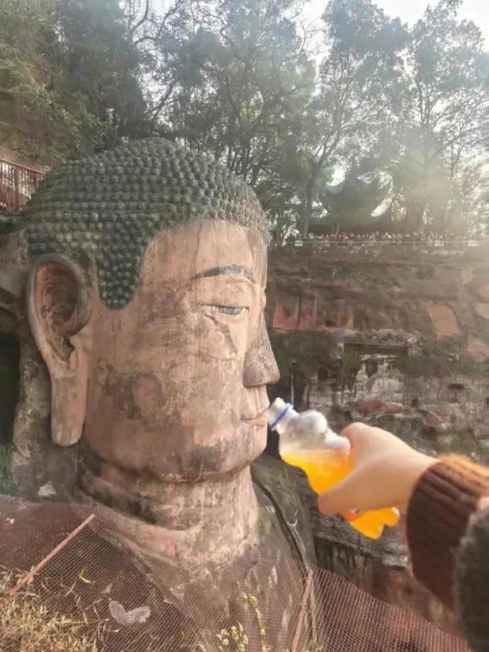 今年五一，我去了石窟景区，拍到很多有趣打卡的年轻人，他们玩得真潇洒！ 
