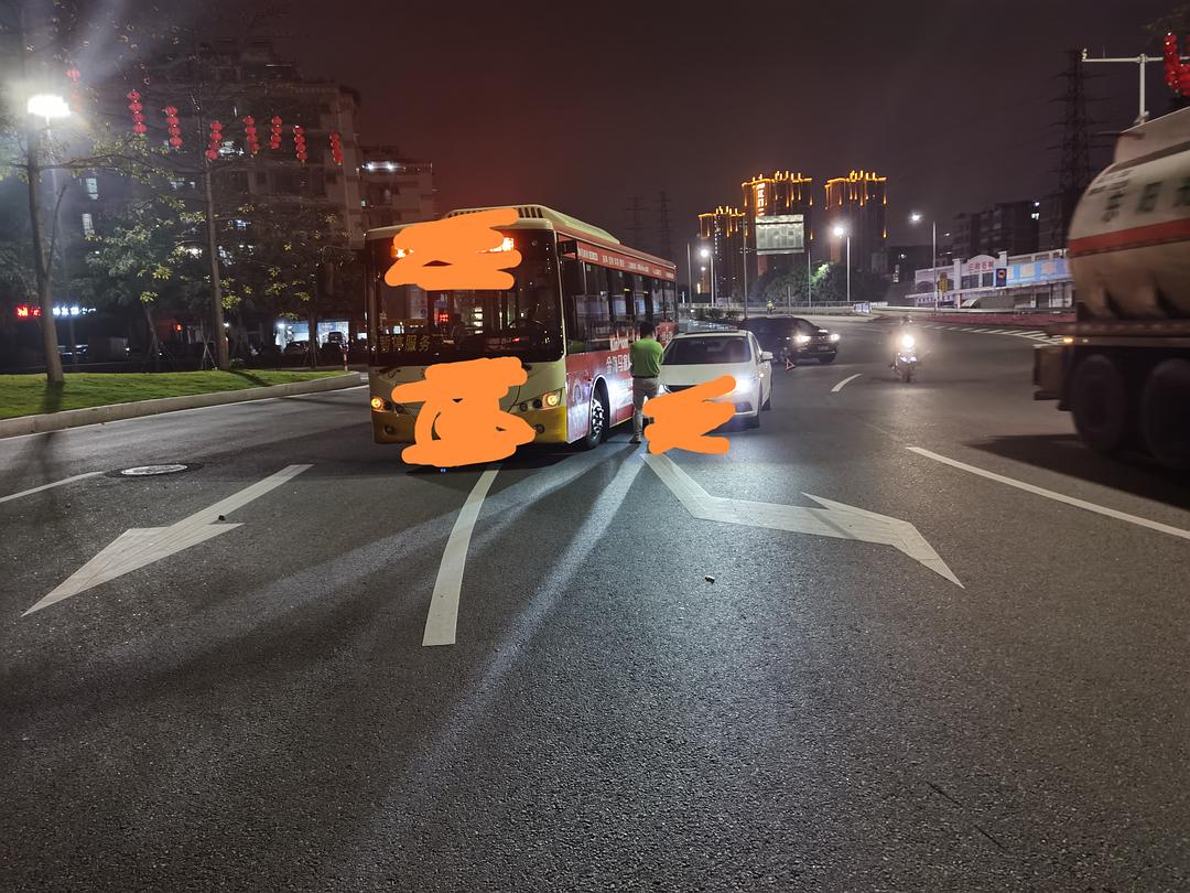 公交车司机开车太快，我正在自己的道路上行驶，公交车压线过来，把我的车右侧全部刮花