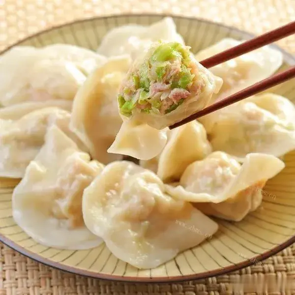 北方习俗，冬至这天要吃饺子！南方则吃汤圆。南北文化差异，美食多样，都别忘了品尝当