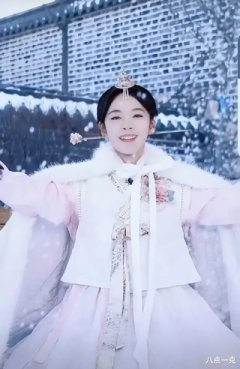 正是这条看似平平无奇的宣传视频却让韩国网友破防了，没多久有关“韩网评价张佳宁穿朝