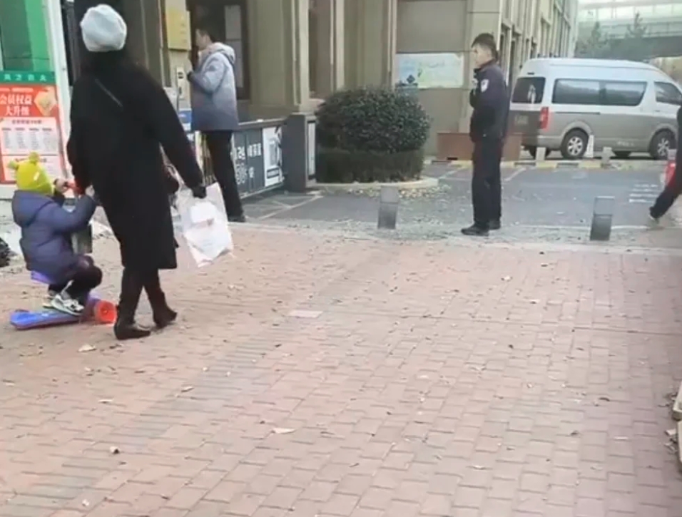 这个保安之前应该对这个外卖员有仇了，加一次矛盾冲突，火气更大了，所以就动手了，这