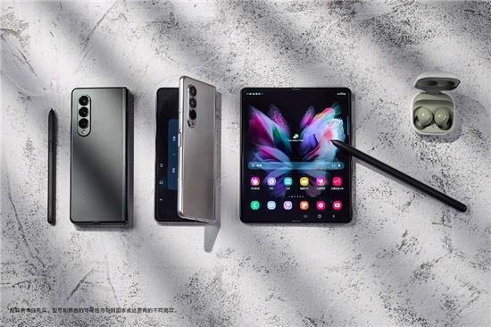 三星galaxyzfold6的折叠屏技术领先，采用超薄玻璃材质，耐用性增强，铰链