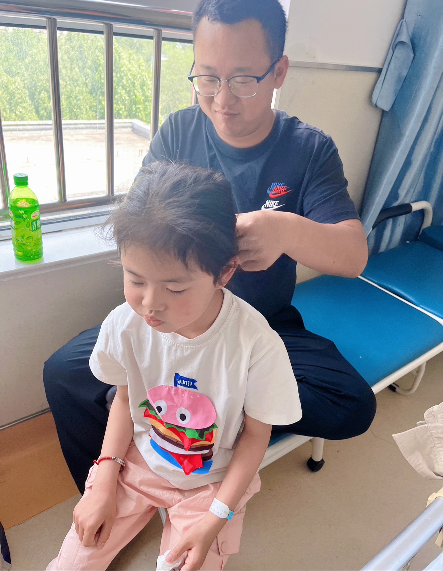 爸爸？那可是个典型的“铁面无私、心软如水”的矛盾体，对我严厉要求，却又是我生命中