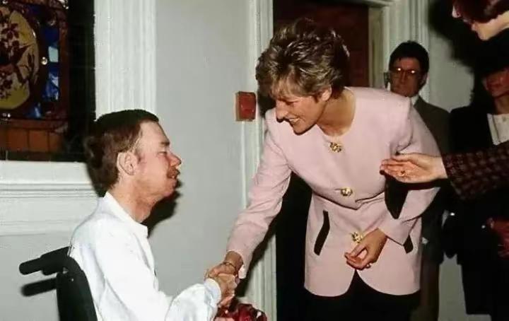 母仪天下的王妃英国戴安娜王妃正在与艾滋病患者握手，戴安娜的这份勇敢令人肃然起敬，