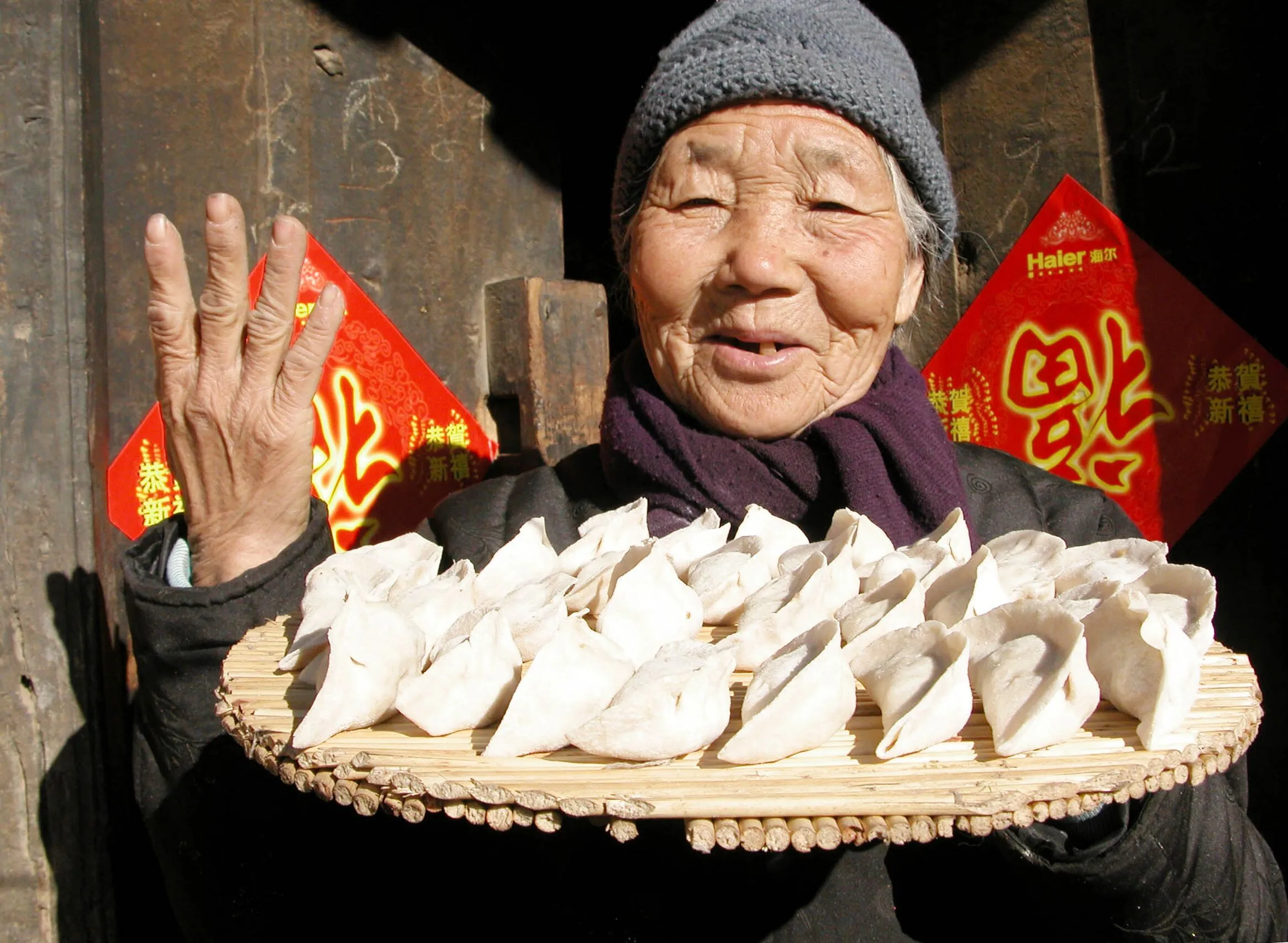 不，是贴春联、包饺子、放鞭炮和守岁看春晚等家乡传统习俗！ 
