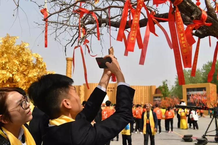 三月三，轩辕庙，我拜祖烧香，祖宗你在上，请保佑平安！