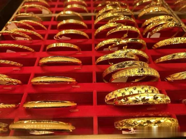 #金价涨到700后不敢买也不敢卖#一路暴涨的黄金品牌零售价已经涨破700元/克那