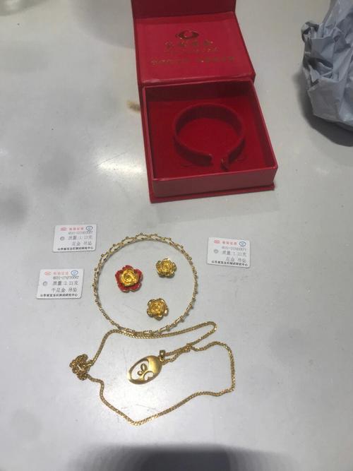 我觉得试水买二手黄金是个不错的选择。一方面，二手黄金价格相对较低，可以满足年轻人