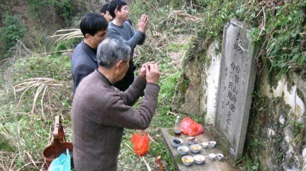 清明节的传统习俗有哪些呢？一、扫墓祭祖：清明节作为传统节日，也是我们寄托哀思、纪