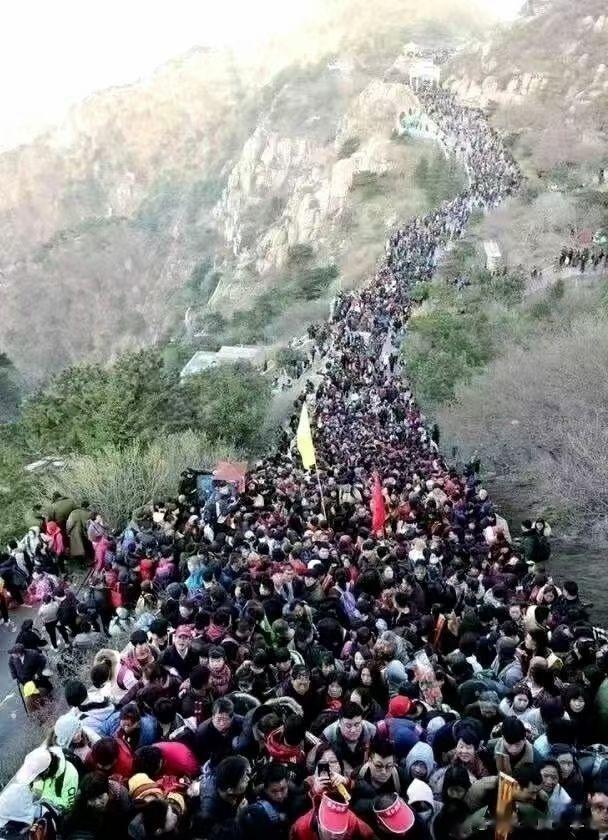 坐标泰山！你一句青春没有售价，我在景区被挤的不上不下！！ 
