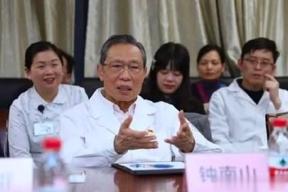 对于近期呼吸道疾病患者明显增多的情况，钟南山认为，呼吸道疾病进入高发期的原因主要