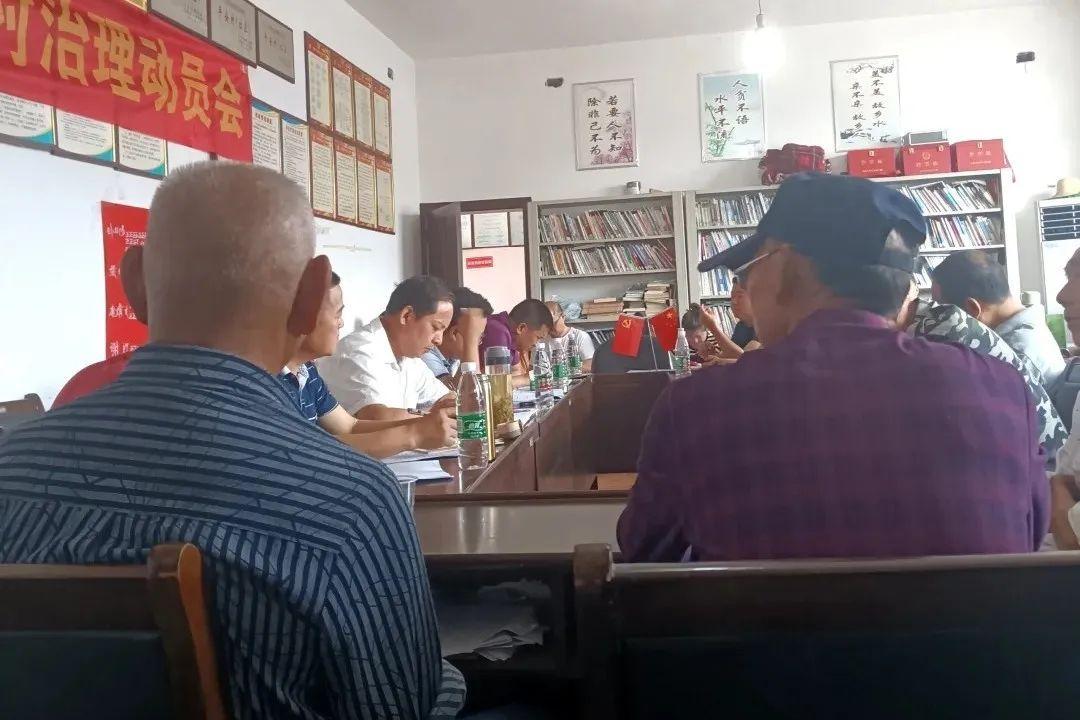 村干部不是土皇帝！滥用权力伤农害法，必须依法行事。保障农民权益、加强法治建设是关