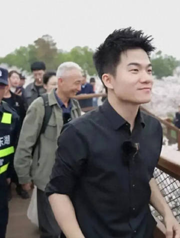 #董宇辉回应被说架子大#其实根本就不需要回应，因为不管你怎么说，不喜欢你的人，抹