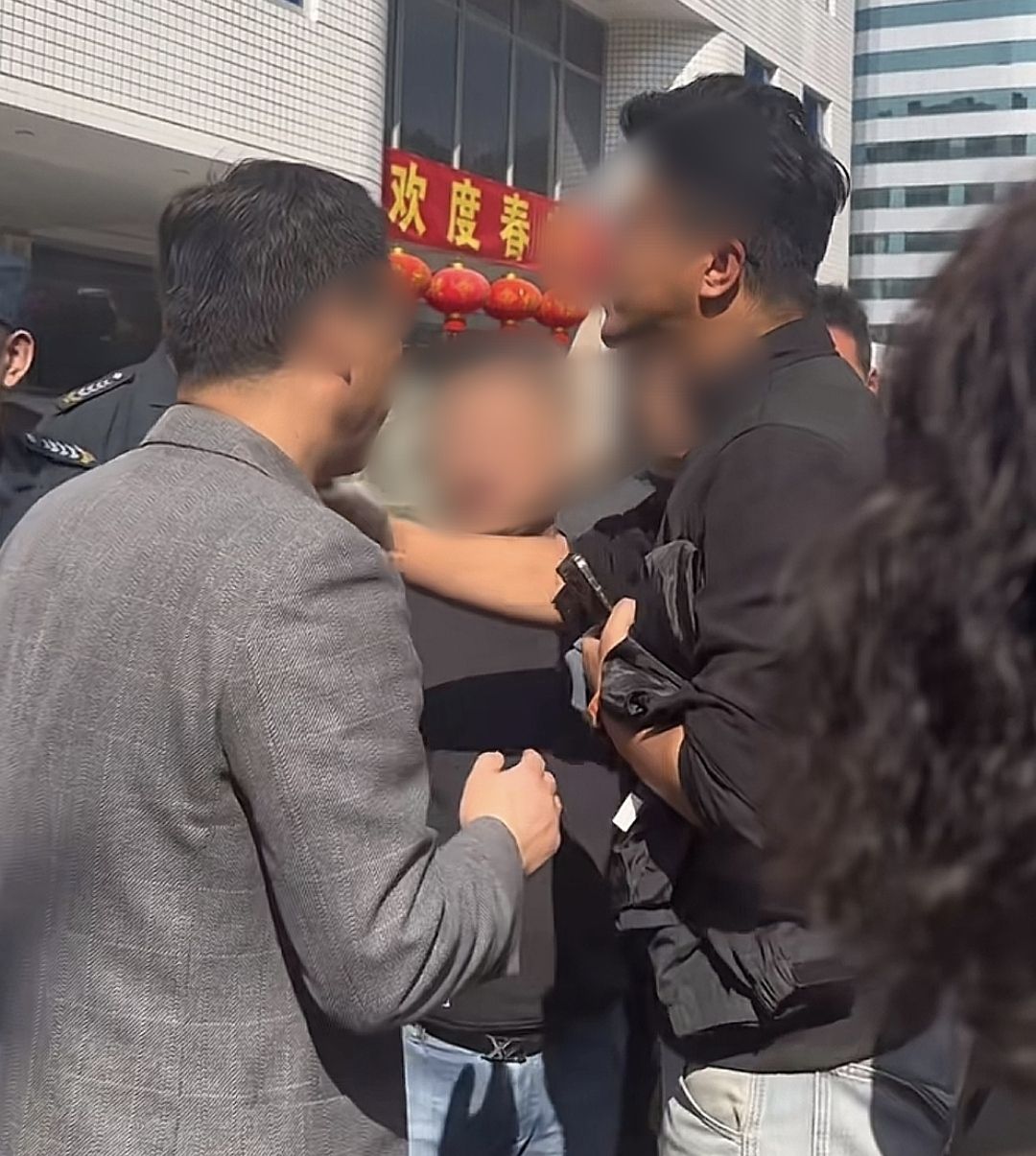 家长陪读？别傻了！孩子需要独立成长的机会，而不是永远依赖父母。 
