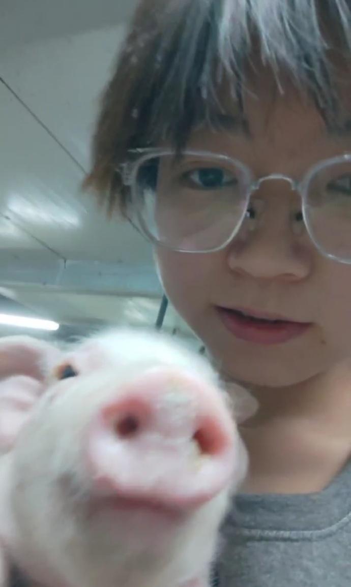 没我颜值高，来采访我可以说00后高颜值女生月薪7k做猪保姆[太开心]