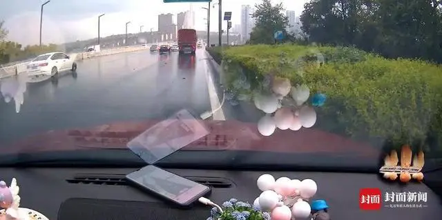 四川泸州一奔驰车被大货车顶着在雨中行驶90多秒，女司机撞向绿化带自救，惊险万分！