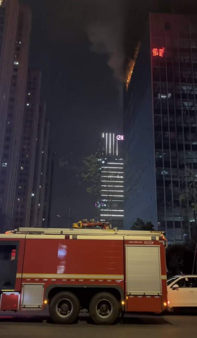 地下层起火，别犹豫！先湿布捂口鼻，沿冷墙快速往上冲，安全出口是生命通道！
