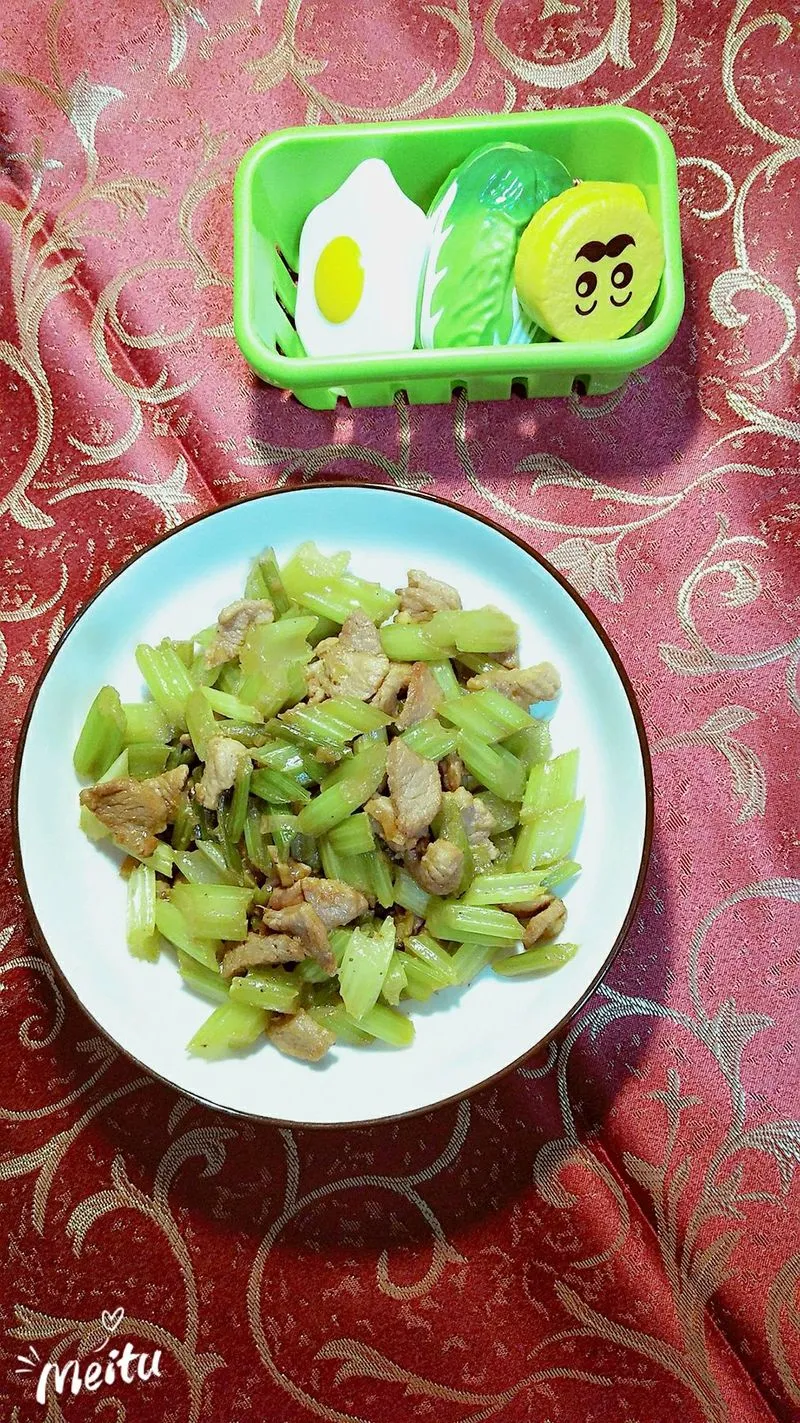 两个人在家做饭，100元能享受到特别丰盛的一顿饭，100元可以买二斤猪肉，然后再