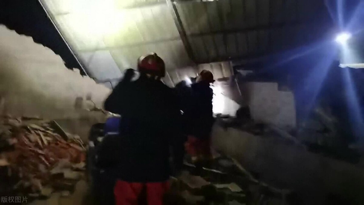 地震自救指南地震自救指南：防止体温过低和冻伤，救助体温过低者，应对冻伤出现，震中