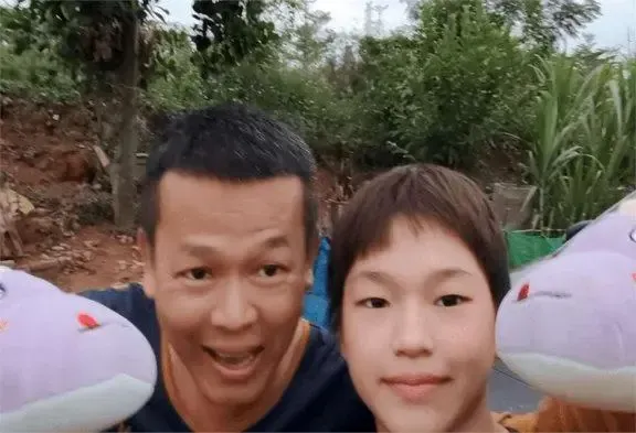 全红婵哥哥和妈妈一起直播带货，哥哥以前是厨师，现在转行卖货了。他非常感谢妹妹，这