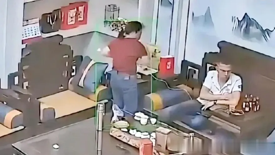 #妻子因家庭矛盾往丈夫头上泼开水#过不下去就不要过了，为什么下这样的狠手呢？你泼