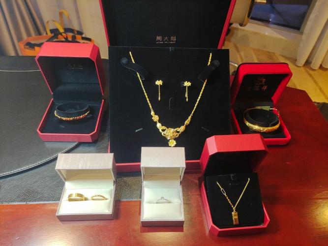 不合适。金价上涨不一定意味着五金的成本会增加，因为五金的材质不仅仅包括黄金，还有