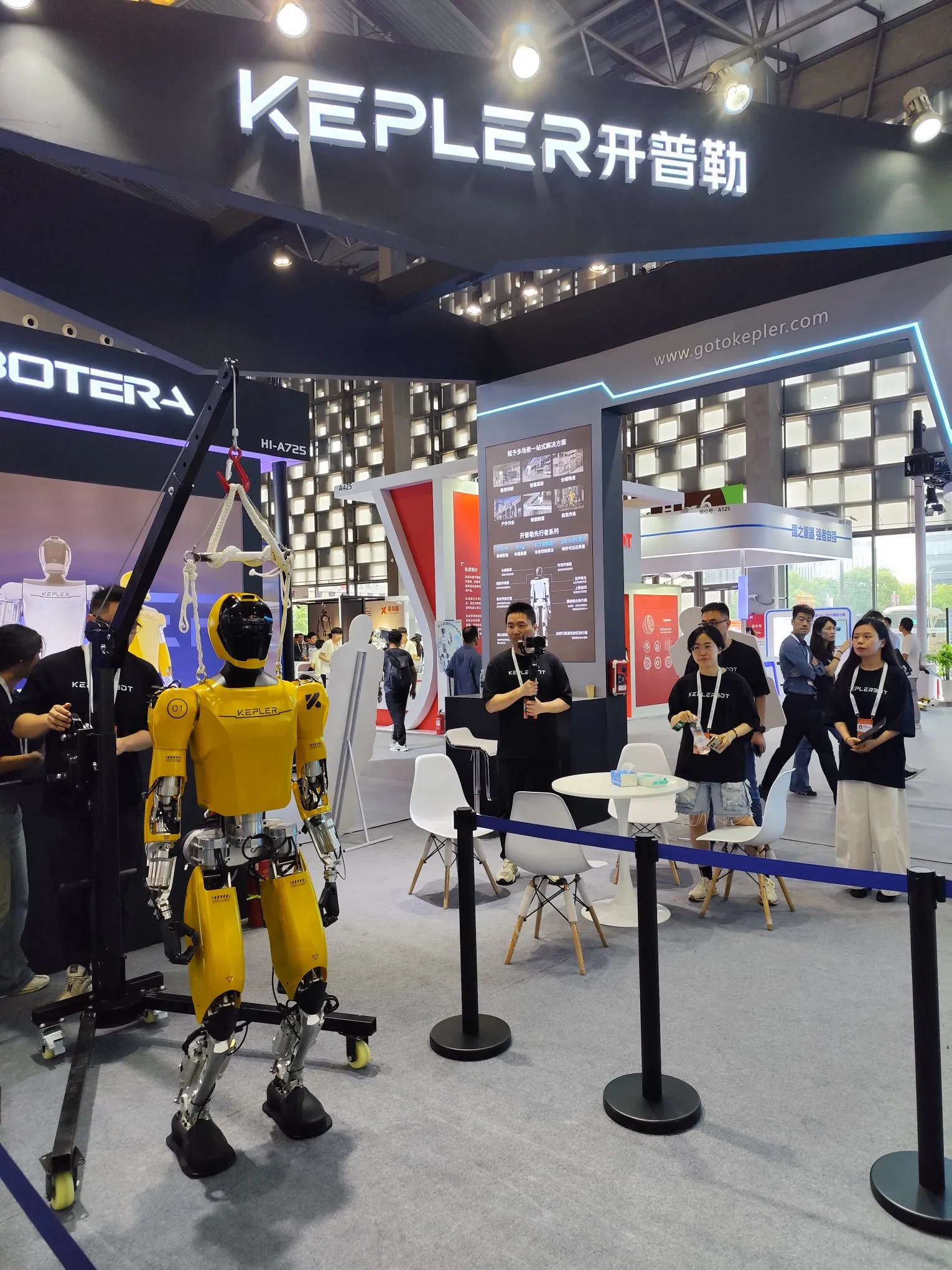 2024世界人工智能大会，这机器狗放战场上挺吓人