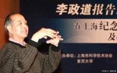 因发现弱作用中宇称不守恒而获得诺贝尔物理学奖。李政道先生1926年出生于上海，1