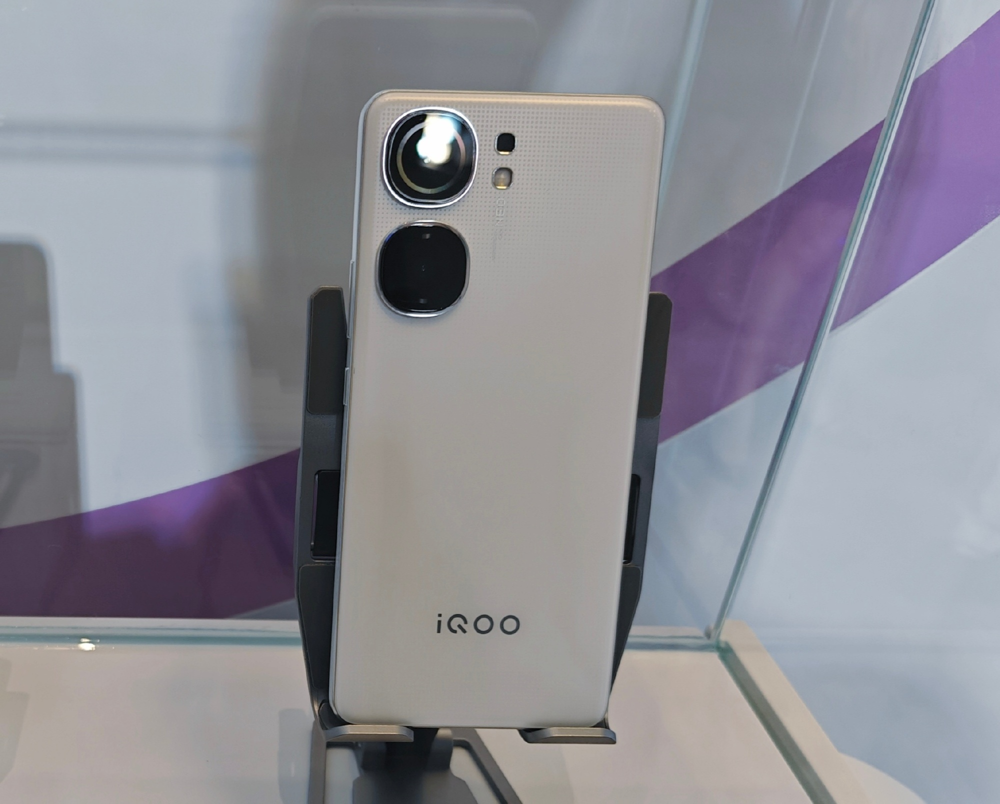 iQOONeo9sPro这颜值很不错！而且配置有天玑9300+、1.5KOLED