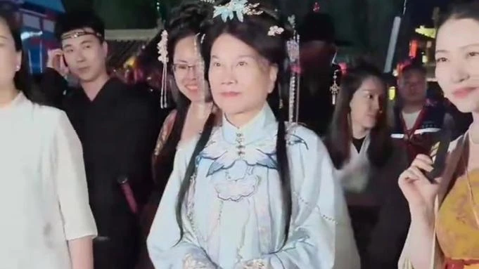 #董明珠着汉服现身洛邑古城惊艳众人#女王级的女神亲临洛邑古城体验汉服，这是对“中