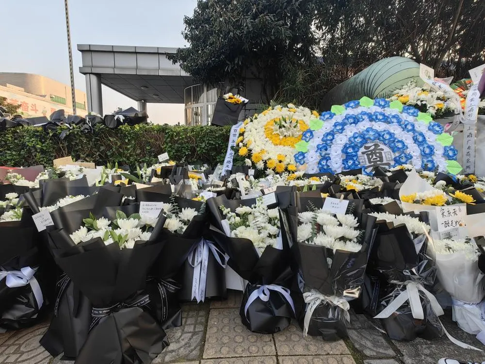 #宗庆后追思会现场摆满吊唁花圈#这些吊唁花圈应该都是自发的。宗庆后是娃哈哈的创始