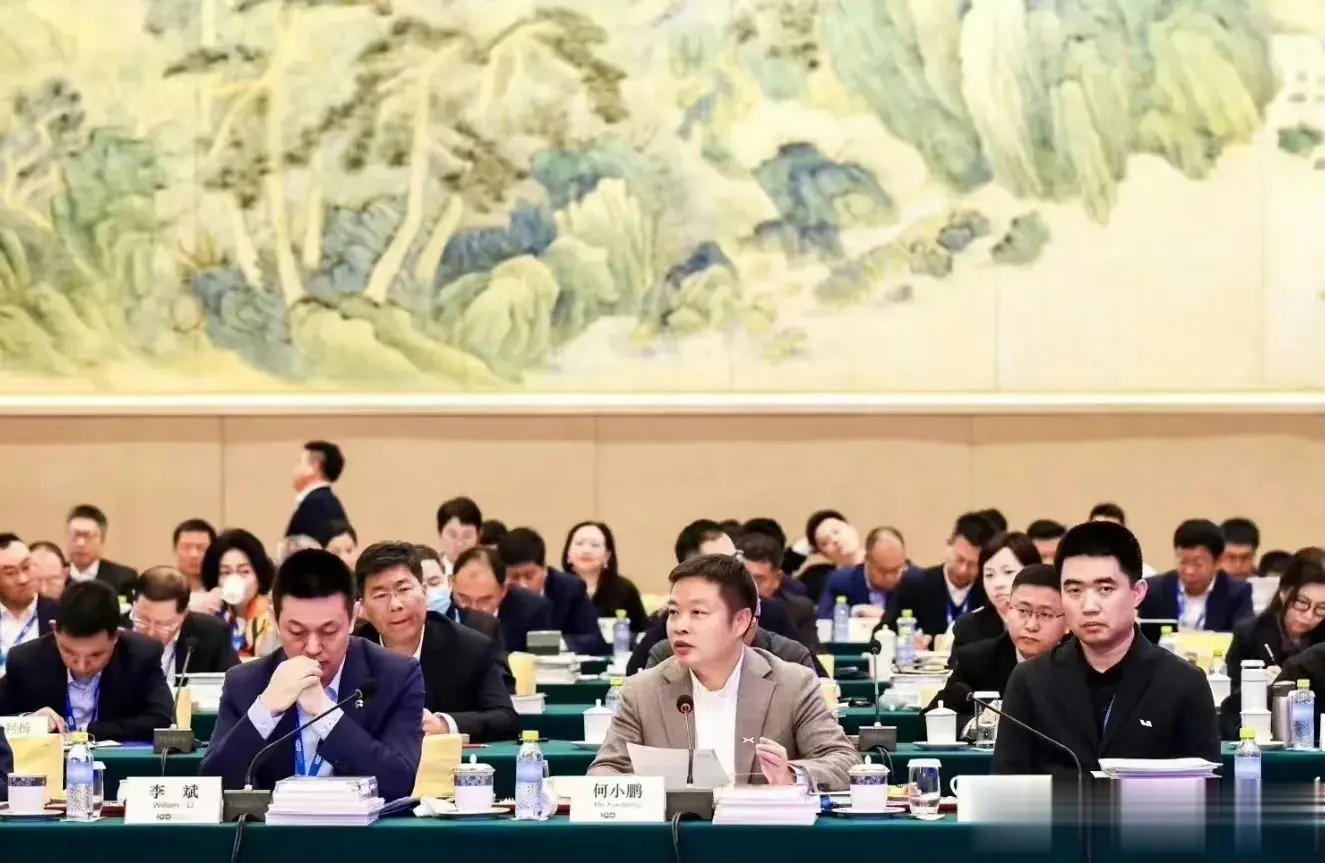 好家伙，李想，李斌，何小鹏再度同框！三位大佬坐到一起就是大场面，作为顺序还是蔚小