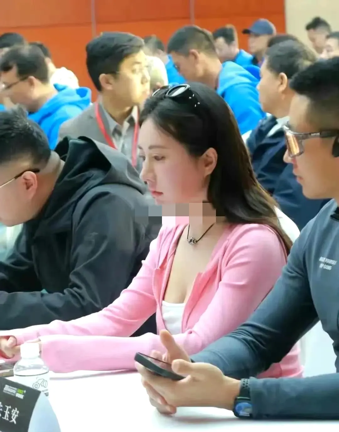都说体制内漂亮的美女不能追，为啥呀？我就看上一个气质出众女郎，好纠结。 
