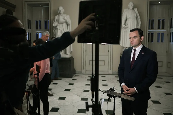 法案的相关规定并不构成禁令，因为它让字节跳动有机会出售tiktok并避免该应用程