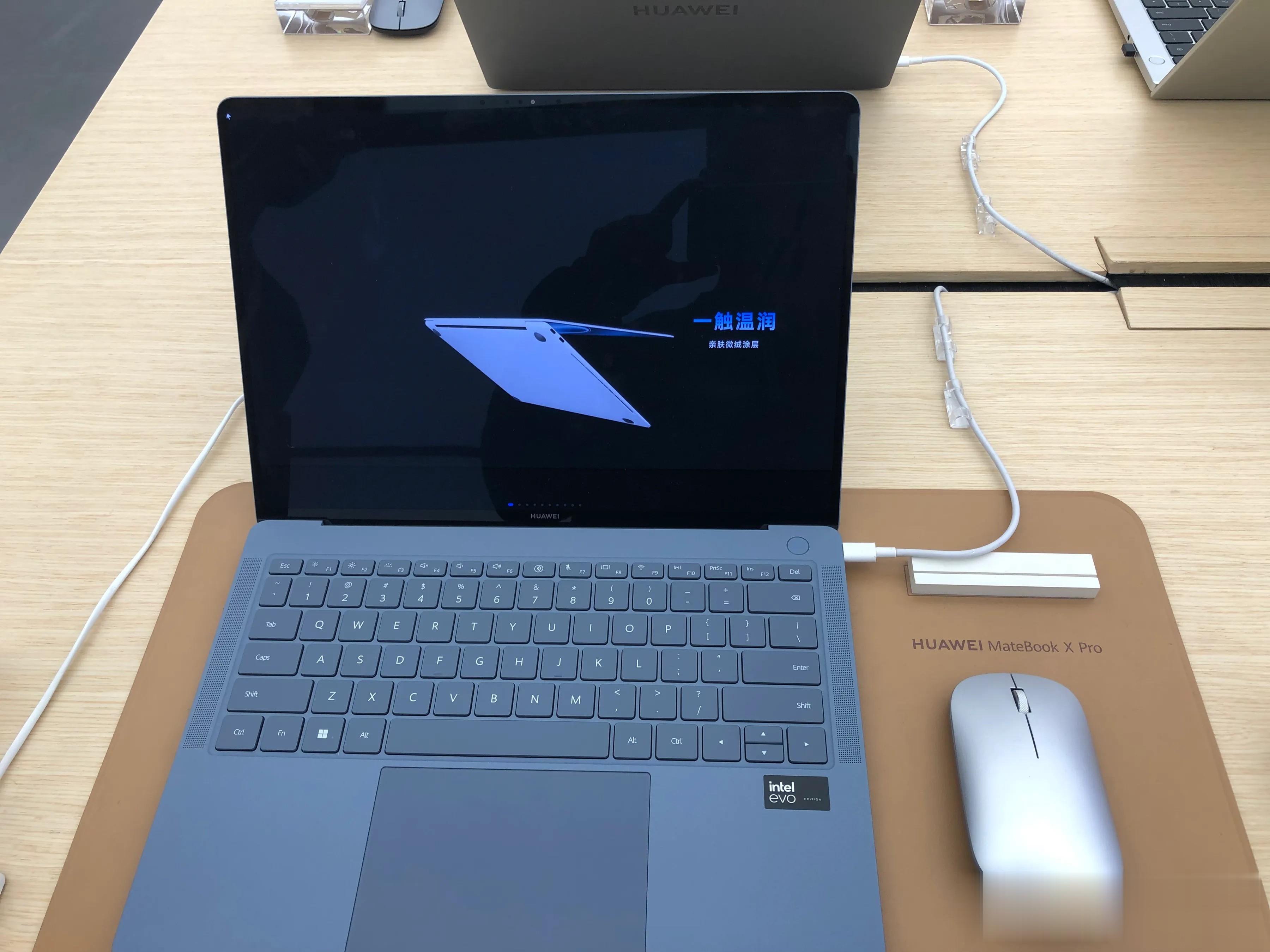 华为MateBookXPro实体店体验。真的很轻。#华为新品来了#