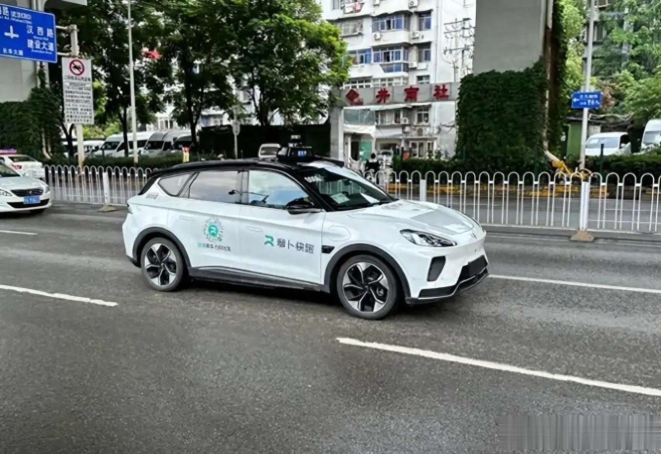 虽然无人驾驶出租车不贵，能帮咱们省点出行的钱，而且想叫车随时都行，对那些喜欢新鲜