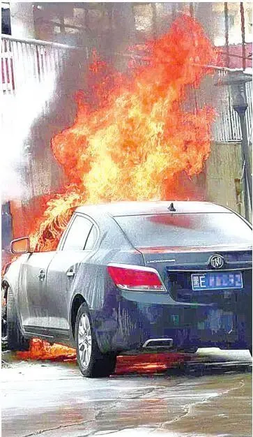 #电车一再降价油车慌不慌#什么新能源，美其名曰，实质就是电动汽车，隐患多多，看全