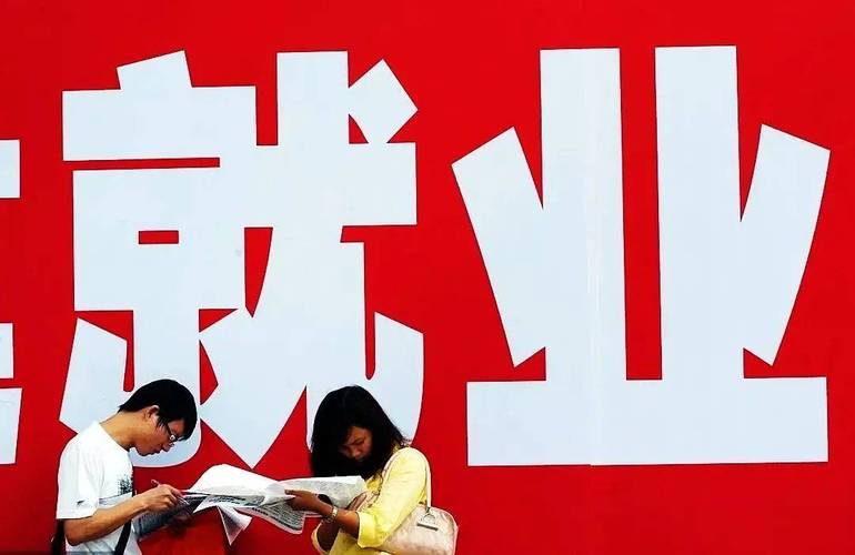 要想提高年轻人就业率，首先需要政府出台相关政策，降低企业负担，鼓励企业招聘年轻人