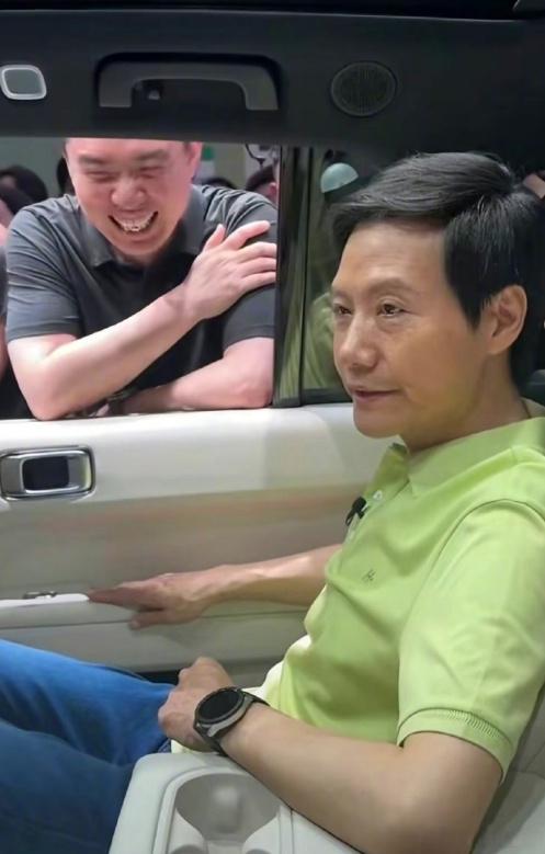 #小米高管否认雷军被李想锁车里#用脚趾头想想都不可能发生的事，调侃归调侃，不会真