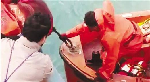 已沉没，船上一共16人，...也曾救起16名遇险船员，当时为了救人他同样斩断正在