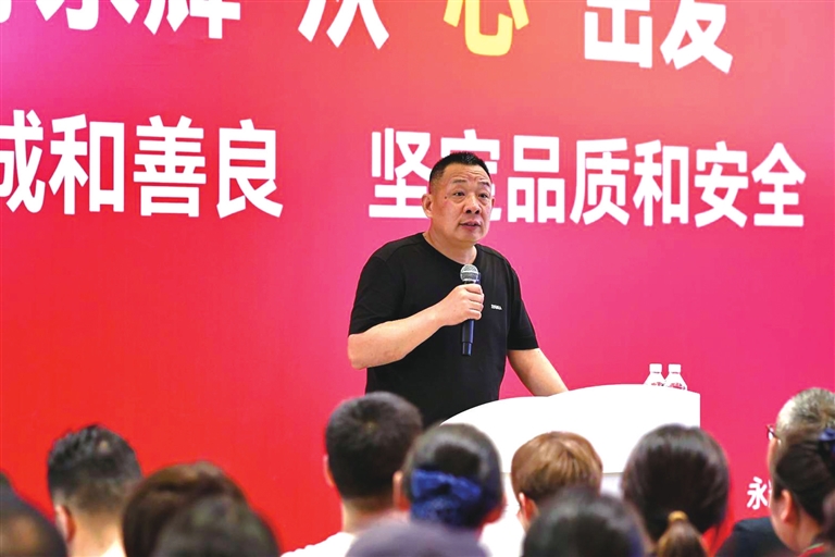 近日，胖东来董事长于东来宣布将不再帮扶企业，引发网友热议。胖东来的成功模式是否能